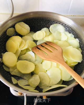 酱香干锅土豆香肠包菜的做法步骤：6