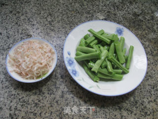 虾皮炒梅豆的做法步骤：1
