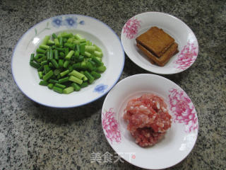 香干肉末炒蒜薹的做法步骤：1
