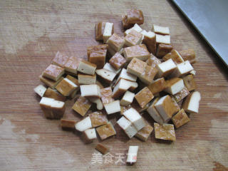 香干肉末炒蒜薹的做法步骤：2
