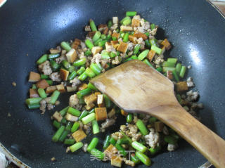 香干肉末炒蒜薹的做法步骤：11