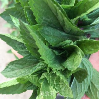 “鸡蛋”薄荷煎蛋的做法步骤：2