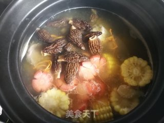 羊肚菌玉米腿骨汤的做法步骤：12