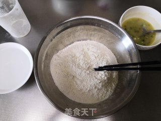 烫面葱花饼的做法步骤：1