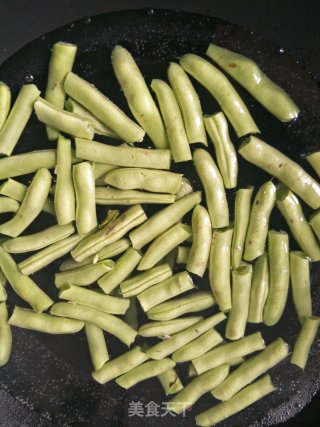 干煸四季豆的做法步骤：2