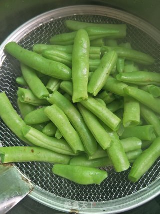 干煸四季豆的做法步骤：3