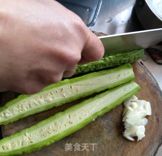 豆豉苦瓜的做法步骤：1