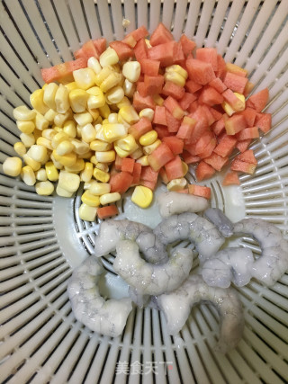 鸡蛋虾仁炒饭的做法步骤：1