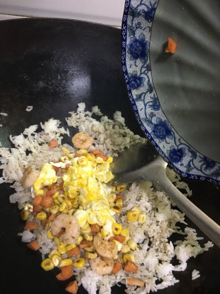 鸡蛋虾仁炒饭的做法步骤：6