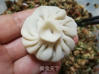 饺子皮版:香菇槐花鸡蛋小笼包的做法步骤：4