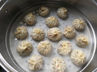 饺子皮版:香菇槐花鸡蛋小笼包的做法步骤：6