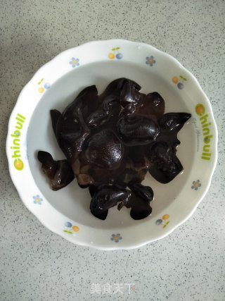 元葱木耳炒鸡蛋的做法步骤：3
