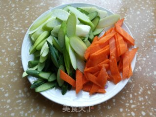 蒜苔胡萝卜炒蛋的做法步骤：3