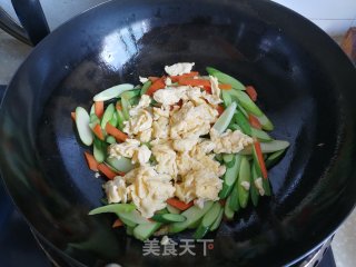 蒜苔胡萝卜炒蛋的做法步骤：6
