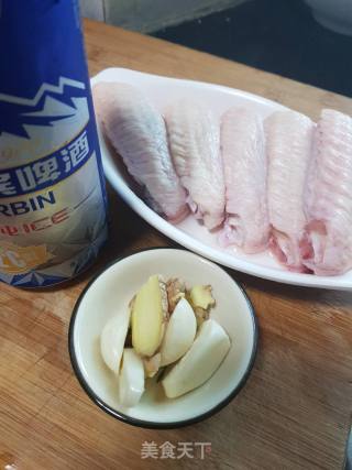 啤酒鸡翅的做法步骤：1