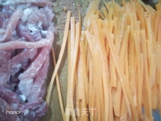 豆芽鸡蛋炒河粉的做法步骤：1