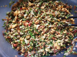 香菇槐花冰花煎饺的做法步骤：1