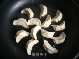 香菇槐花冰花煎饺的做法步骤：7