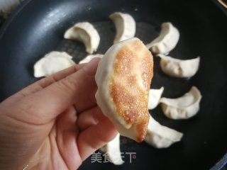 香菇槐花冰花煎饺的做法步骤：8