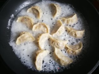 香菇槐花冰花煎饺的做法步骤：11