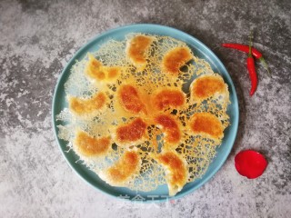 香菇槐花冰花煎饺的做法步骤：14