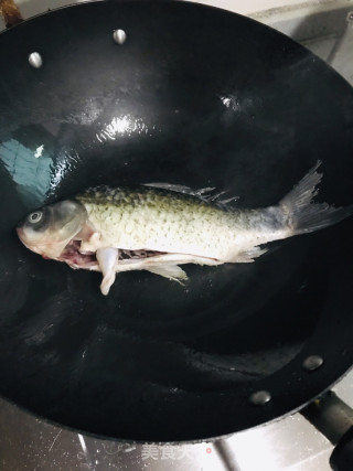 鲫鱼豆腐汤的做法步骤：2
