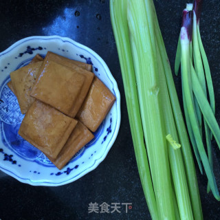 卤干炒西芹的做法步骤：1