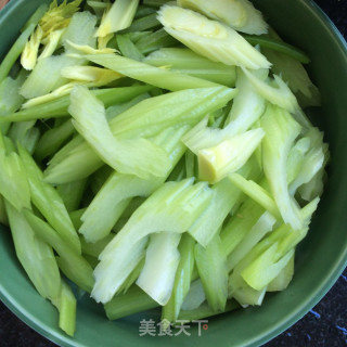 卤干炒西芹的做法步骤：3