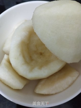 川贝冰糖炖雪梨的做法步骤：2