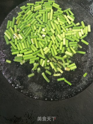蒜薹炒肉粒的做法步骤：2