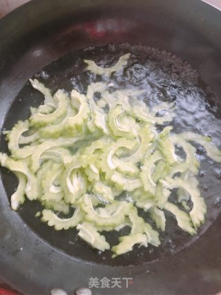 苦瓜炒鸡蛋的做法步骤：1