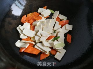 蒜苔胡萝卜炒豆腐的做法步骤：3