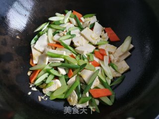 蒜苔胡萝卜炒豆腐的做法步骤：4