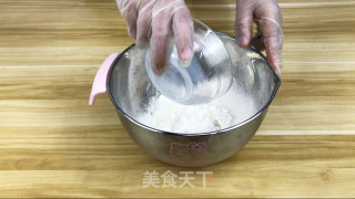一尝就让人念念不忘的咸蛋黄饼干的做法步骤：1