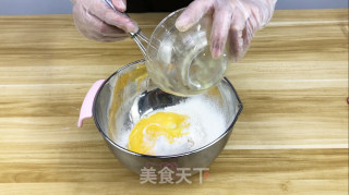 一尝就让人念念不忘的咸蛋黄饼干的做法步骤：2