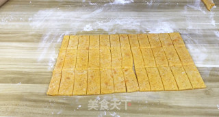 一尝就让人念念不忘的咸蛋黄饼干的做法步骤：7