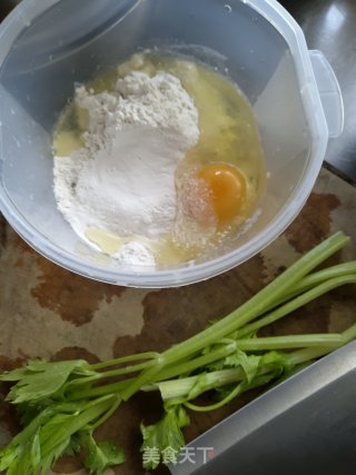 鸡蛋香芹肉松饼的做法步骤：1