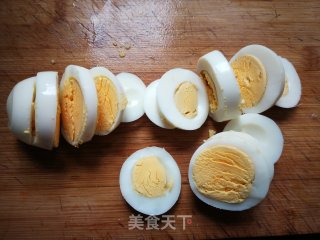 香菇辣椒炒鸡蛋的做法步骤：2