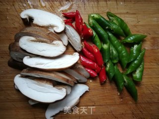 香菇辣椒炒鸡蛋的做法步骤：6