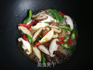 香菇辣椒炒鸡蛋的做法步骤：9