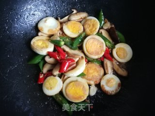 香菇辣椒炒鸡蛋的做法步骤：12