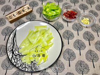 青椒炒笋片#下饭菜的做法步骤：2