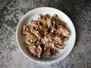 蒜苔炒剔骨肉的做法步骤：2