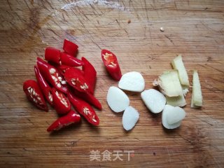 蒜苔炒剔骨肉的做法步骤：3
