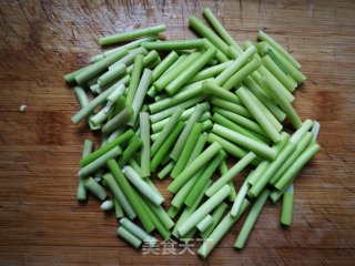 蒜苔炒剔骨肉的做法步骤：4