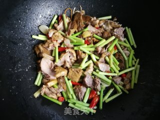 蒜苔炒剔骨肉的做法步骤：8