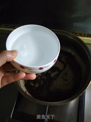 黑凉粉糖水的做法步骤：3