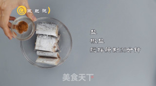 减肥版椒盐带鱼的做法步骤：2