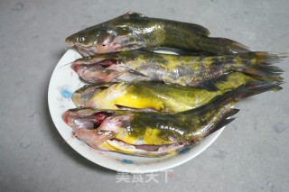 红烧嘎鱼的做法步骤：1
