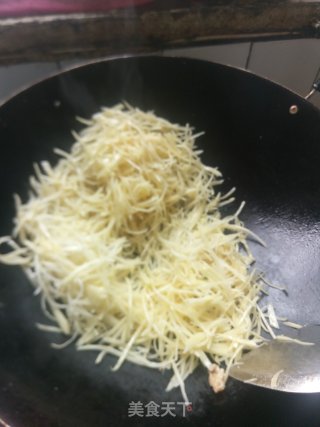 家常酸辣土豆丝的做法步骤：3